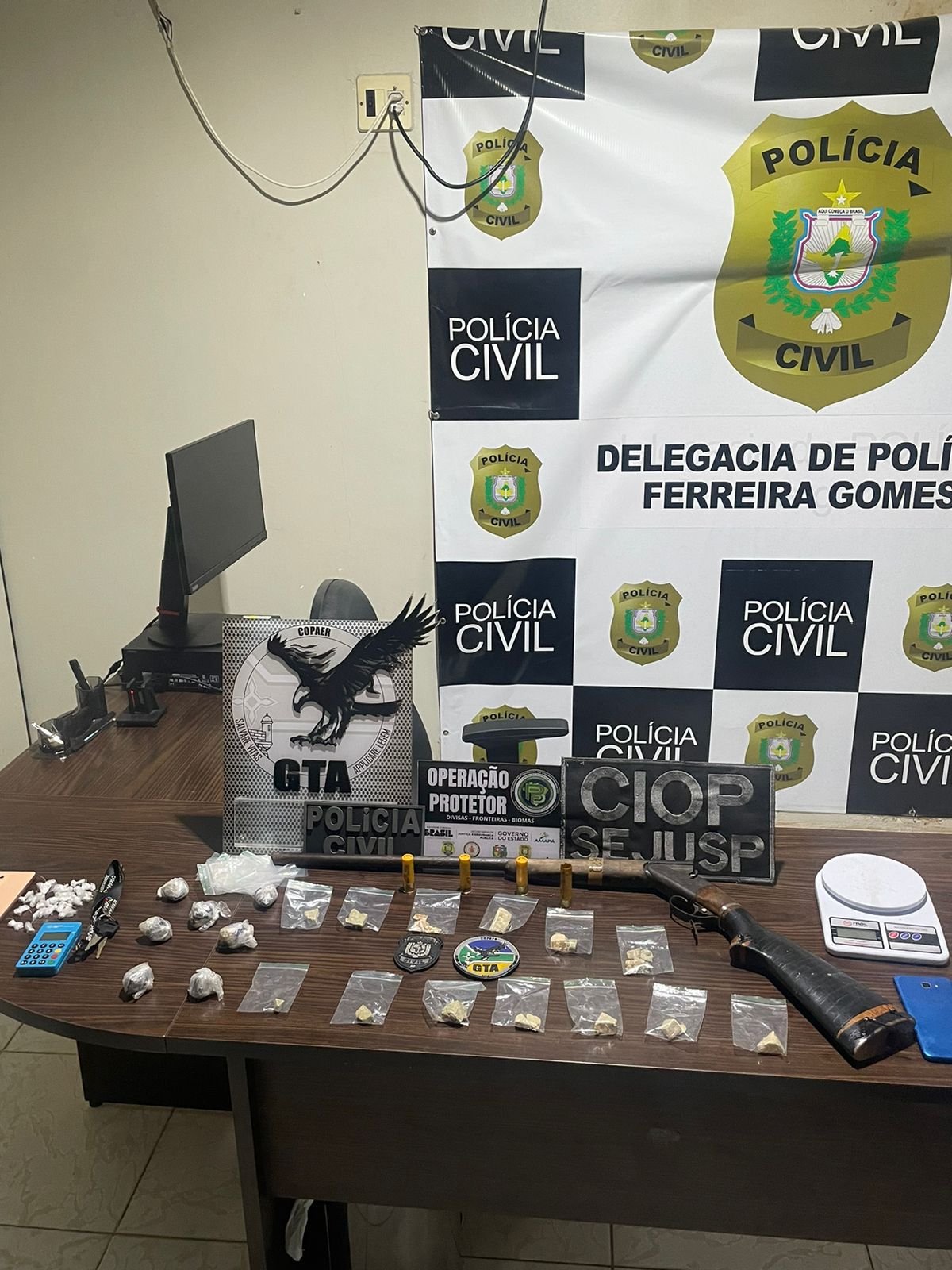 EM FERREIRA GOMES, AÇÃO INTEGRADA ENTRE A POLÍCIA CIVIL, GTA E CIOP/SEJUSP RESULTA EM TRÊS PESSOAS PRESAS EM FLAGRANTE POR TRÁFICO DE DROGAS